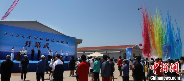 2024年全国帆板冠军赛在锦州湾畔举行，汇聚14支