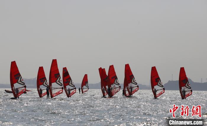 2024年全国帆板冠军赛在锦州湾畔举行，汇聚14支
