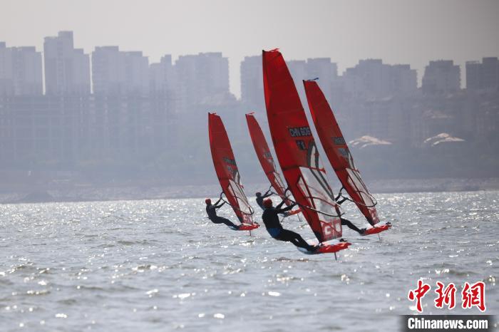 2024年全国帆板冠军赛在锦州湾畔举行，汇聚14支