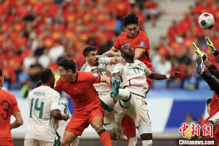 中国男足在大连主场1-2不敌沙特，遭遇世界杯亚