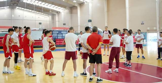 中国女篮前队长杨力维公开质疑宫鲁鸣封闭集训