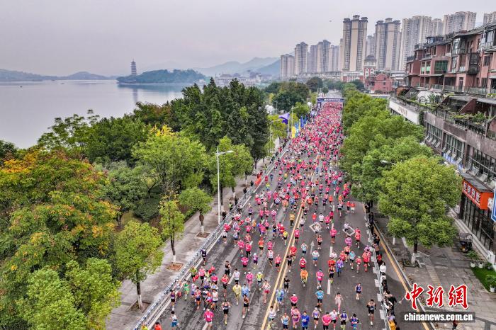 开州汉丰湖马拉松鸣枪开跑 4000选手畅享滨湖赛道