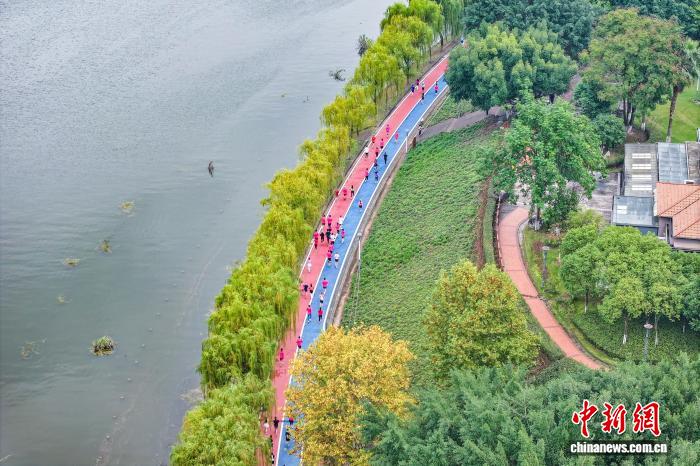 开州汉丰湖马拉松鸣枪开跑 4000选手畅享滨湖赛道