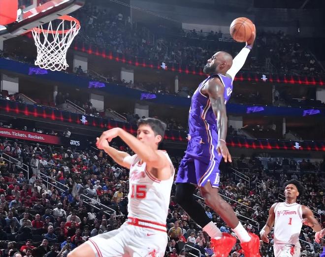 湖人双杀火箭豪取7连胜 东契奇40+詹姆斯30+助球队