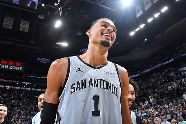 文班亚马创历史纪录 马刺季后赛迎战太阳开拓者